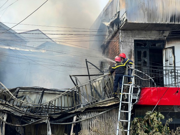 Vụ cháy nhà ở phường Cam Ly - Đà Lạt: 1 cảnh sát PCCC bị thương