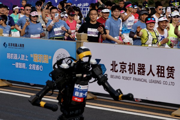 Robot Trung Quốc phá kỷ lục chạy bán marathon của con người