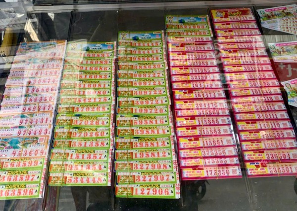 Cần lập quỹ an sinh cho người bán vé số dạo