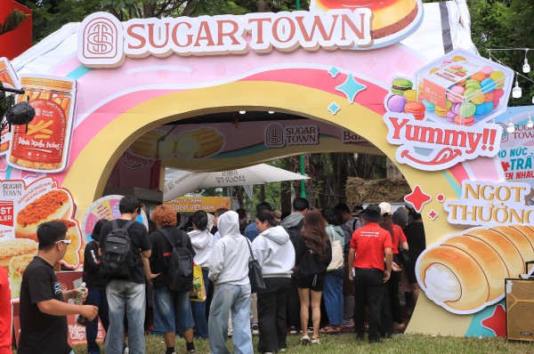 Lễ hội bánh mì ngay trung tâm TP.HCM ngày đầu: Ùn ùn người đổ về giữa trưa