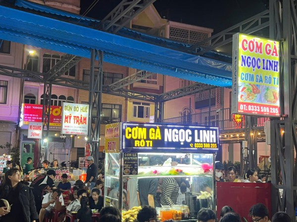 Phở 2 tô và loạt món ngon hút khách ở phố ẩm thực Diên Hồng