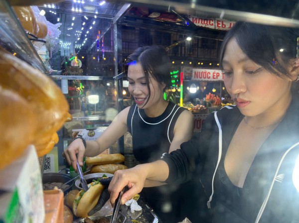 Phở 2 tô và loạt món ngon hút khách ở phố ẩm thực Diên Hồng