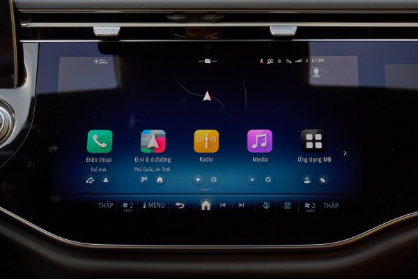 'Ôm' vô-lăng Mercedes E300 AMG vòng quay đảo Ngọc: Điều gì giá trị hơn chất sang?