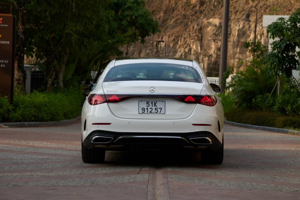 'Ôm' vô-lăng Mercedes E300 AMG vòng quay đảo Ngọc: Điều gì giá trị hơn chất sang?