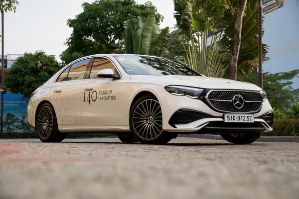 'Ôm' vô-lăng Mercedes E300 AMG vòng quay đảo Ngọc: Điều gì giá trị hơn chất sang?