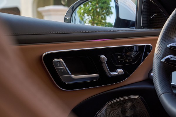 'Ôm' vô-lăng Mercedes E300 AMG vòng quay đảo Ngọc: Điều gì giá trị hơn chất sang?