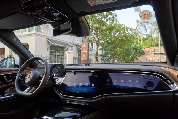 'Ôm' vô-lăng Mercedes E300 AMG vòng quay đảo Ngọc: Điều gì giá trị hơn chất sang?