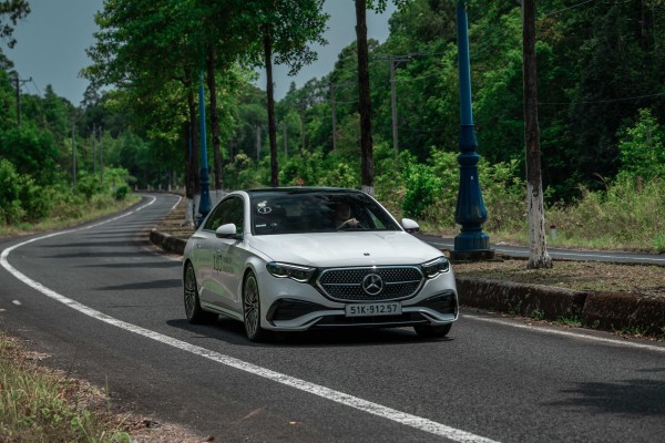 'Ôm' vô-lăng Mercedes E300 AMG vòng quay đảo Ngọc: Điều gì giá trị hơn chất sang?