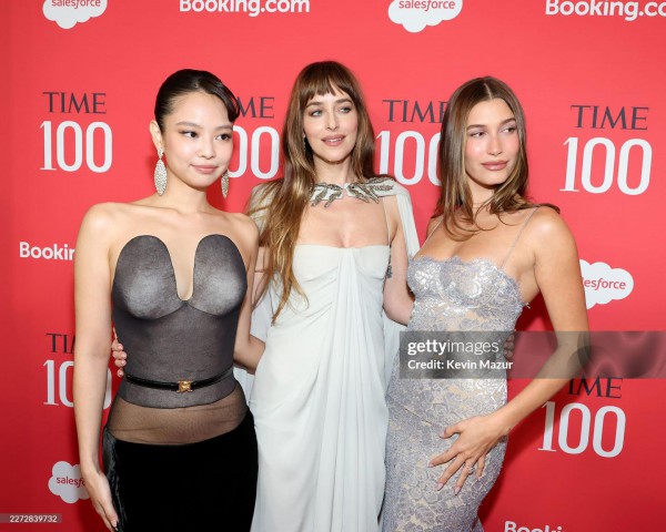 Jennie đọ sắc cùng Hailey Bieber tại thảm đỏ quyền lực TIME 100 