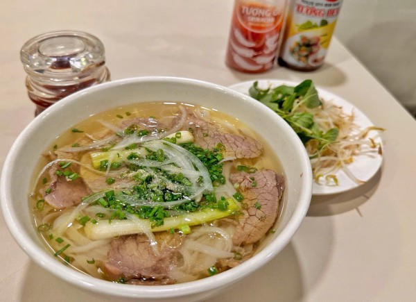 Quán phở ngay trung tâm TP.HCM từng đón Tổng thống Mỹ Bill Clinton, giờ ra sao?