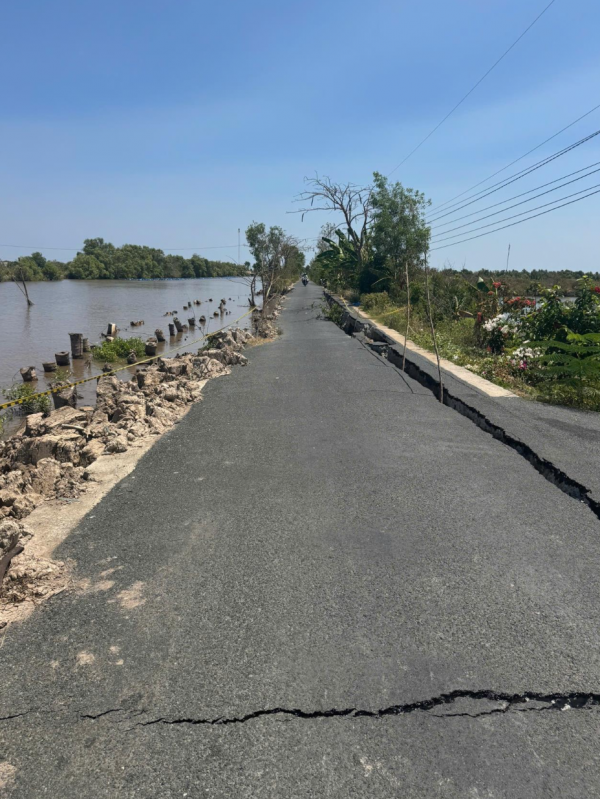 Cà Mau: Lại xảy ra sụt lún đường ở xã Cái Nước