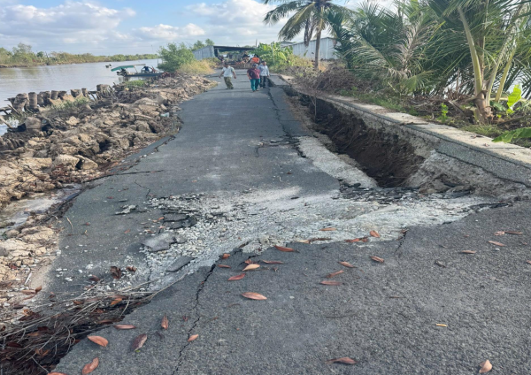 Cà Mau: Lại xảy ra sụt lún đường ở xã Cái Nước