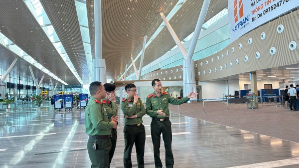 Lực lượng an ninh tỏa khắp sân bay Tân Sơn Nhất trong ngày cao điểm đầu tiên