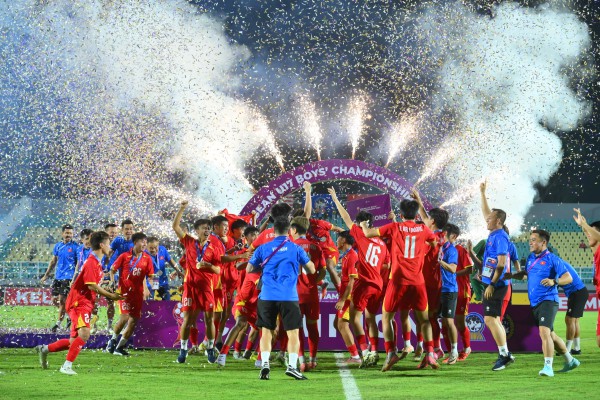 Chùm ảnh U.17 Việt Nam ăn mừng 'tẹt ga' cùng cúp vô địch Đông Nam Á 2026