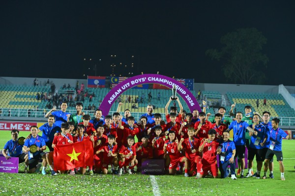 Chùm ảnh U.17 Việt Nam ăn mừng 'tẹt ga' cùng cúp vô địch Đông Nam Á 2026