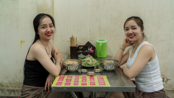 Bún suông hơn nửa thế kỷ ở miền Tây: Chả tôm giống con đuông làm nên hương vị riêng