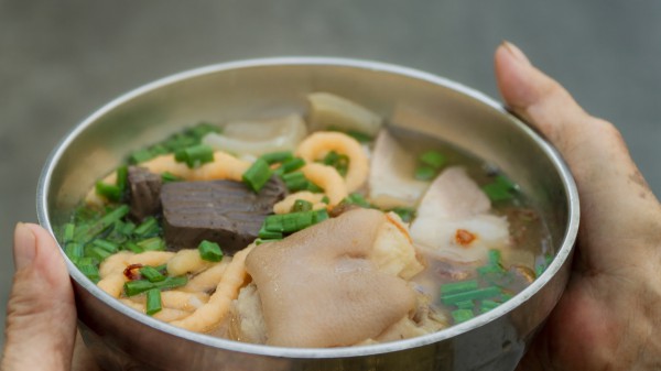 Bún suông hơn nửa thế kỷ ở miền Tây: Chả tôm giống con đuông làm nên hương vị riêng