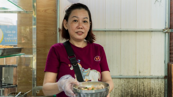 Bún suông hơn nửa thế kỷ ở miền Tây: Chả tôm giống con đuông làm nên hương vị riêng