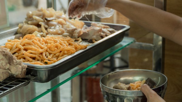 Bún suông hơn nửa thế kỷ ở miền Tây: Chả tôm giống con đuông làm nên hương vị riêng