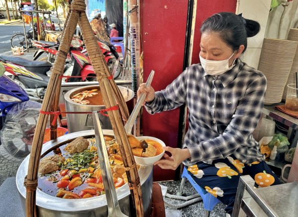 Quán ngon khu chợ Bến Thành: Bún tôm càng 120.000 đồng/tô; bún riêu gánh Việt kiều mê...