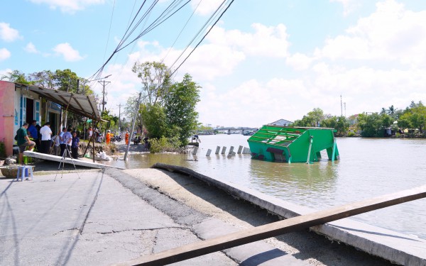 Sạt lở liên tiếp tại Cà Mau, đường sá và nhà cửa người dân nằm dưới sông