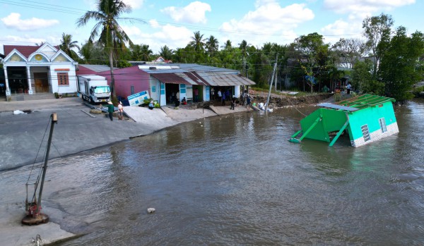 Sạt lở liên tiếp tại Cà Mau, đường sá và nhà cửa người dân nằm dưới sông