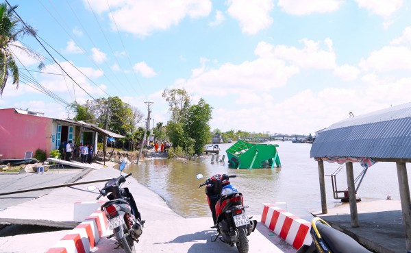 Sạt lở liên tiếp tại Cà Mau, đường sá và nhà cửa người dân nằm dưới sông