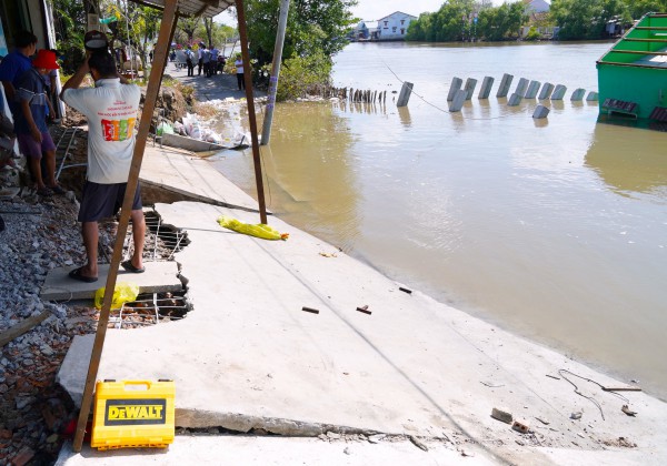 Sạt lở liên tiếp tại Cà Mau, đường sá và nhà cửa người dân nằm dưới sông