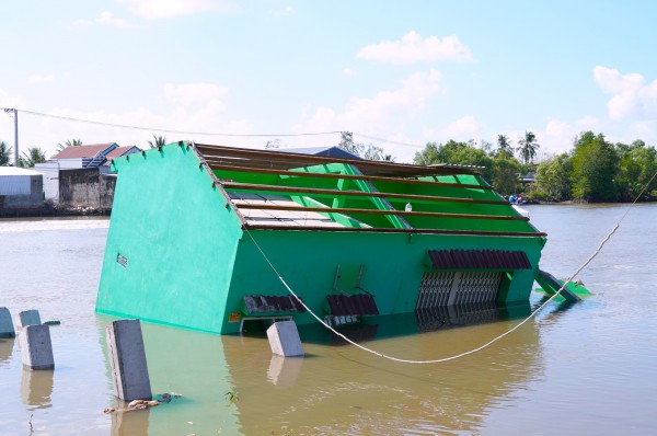 Sạt lở liên tiếp tại Cà Mau, đường sá và nhà cửa người dân nằm dưới sông