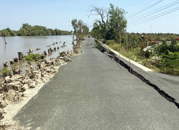 Sạt lở liên tiếp tại Cà Mau, đường sá và nhà cửa người dân nằm dưới sông