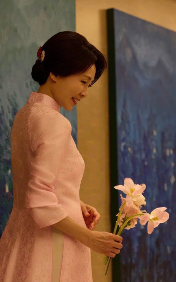 Phu nhân Tổng thống Hàn Quốc tỏa sáng trong tà áo dài Việt, vẻ đẹp dịu dàng gây chú ý 