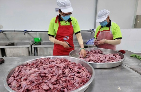 40.000 đồng/suất cơm không đủ no: Công nhân chật vật, doanh nghiệp lỗ 100 triệu đồng/tháng