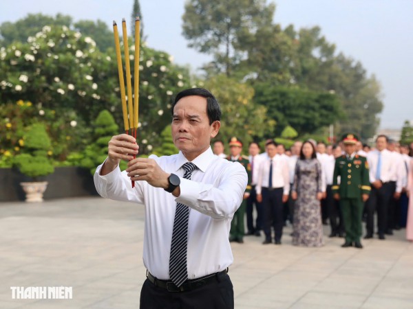 Bí thư Trần Lưu Quang dâng hương tưởng nhớ anh hùng liệt sĩ