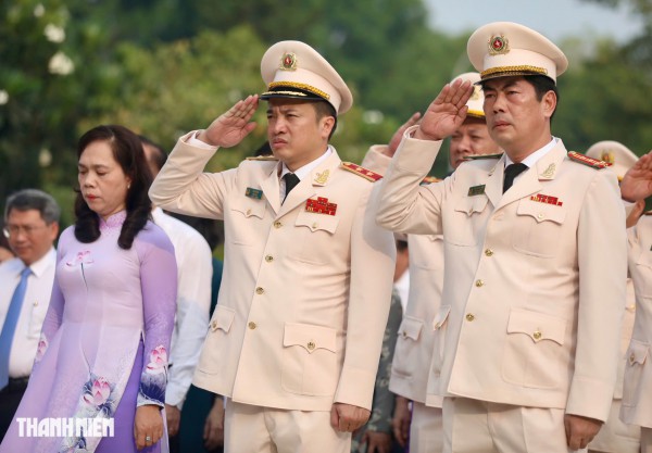 Bí thư Trần Lưu Quang dâng hương tưởng nhớ anh hùng liệt sĩ