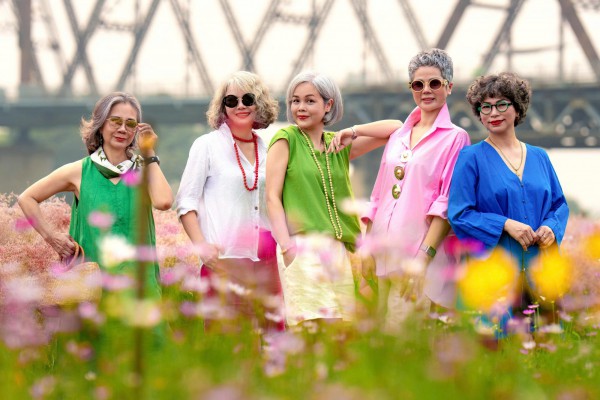 Dopamine dressing - bảng màu rực rỡ, khí chất của phụ nữ tóc lấp lánh 