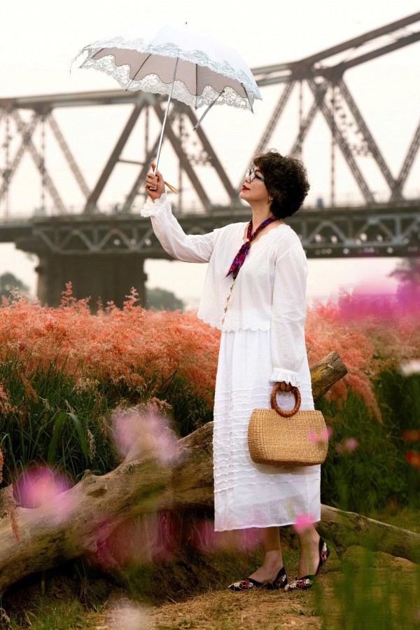 Dopamine dressing - bảng màu rực rỡ, khí chất của phụ nữ tóc lấp lánh 