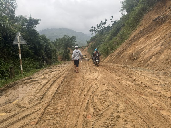 'Ổ voi' dày đặc tỉnh lộ 623 ở Quảng Ngãi: 4 km ám ảnh người đi đường