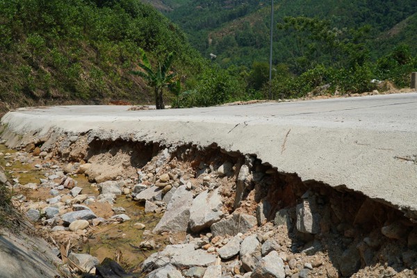'Ổ voi' dày đặc tỉnh lộ 623 ở Quảng Ngãi: 4 km ám ảnh người đi đường