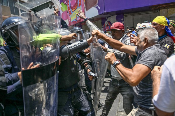 2.000 người Venezuela biểu tình đòi tăng lương 2.000 người Venezuela biểu tình đòi tăng lương