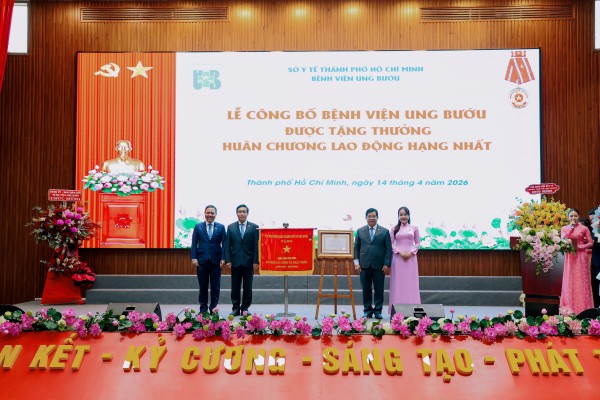 Bệnh viện Ung bướu TP.HCM đón nhận Huân chương Lao động hạng nhất