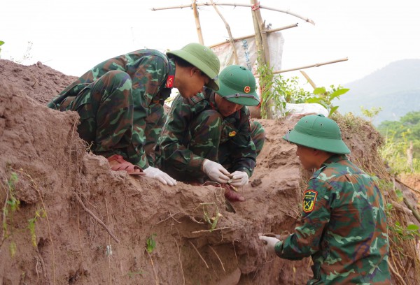 Bộ đội băng rừng vượt suối Dân Hóa, tìm thêm 1 hài cốt liệt sĩ