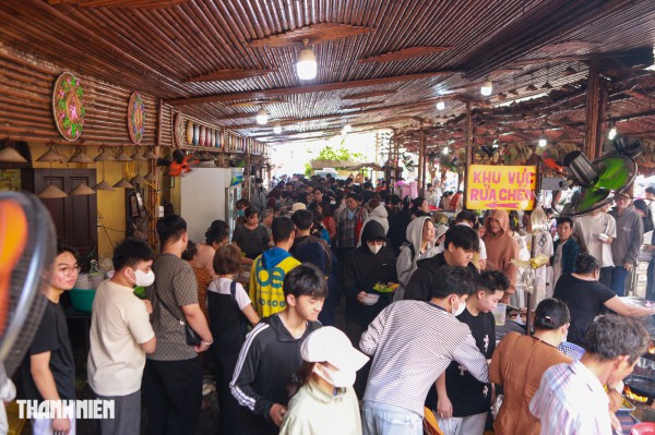 Buffet chay ở chùa TP.HCM có gì đặc biệt mà thu hút hàng ngàn người?