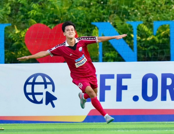 Chàng sinh viên năm cuối và giấc mơ lập cú đúp