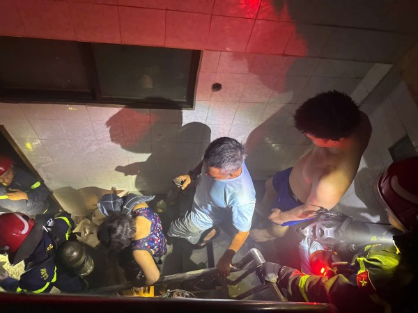 Cháy nhà 6 tầng ở TP.HCM, cảnh sát cứu 2 người mắc kẹt