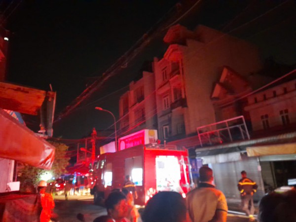 Cháy nhà trọ tại TP.HCM, 2 người chết: Khoảnh khắc sinh tử thả bé gái từ lầu cao xuống Cháy nhà trọ tại TP.HCM, 2 người chết: Khoảnh khắc sinh tử thả bé gái từ lầu cao xuống