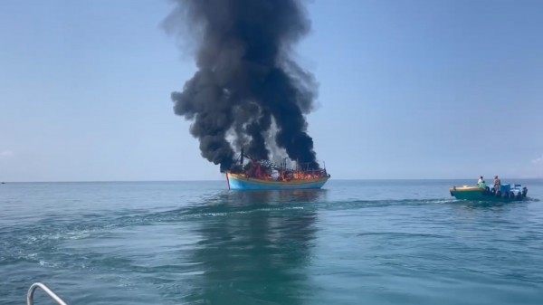 Cháy tàu cá trên biển Phan Thiết, cột khói bốc cao