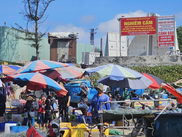 Chợ hải sản tự phát tại biển Long Cung: Phường Rạch Dừa kiên quyết xử lý