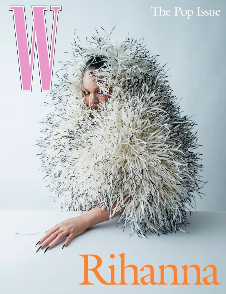 Con gái chưa đầy 1 tuổi của Rihanna cùng mẹ gây bão mạng