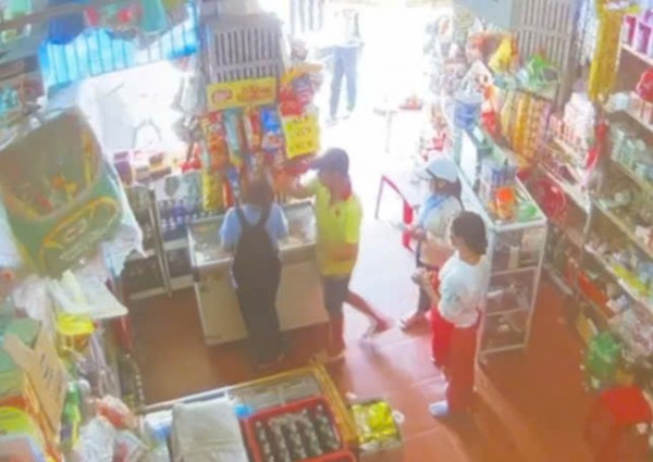 Công an Huế mời chủ tạp hóa đánh liên tiếp vào mặt nam sinh, lên làm việc