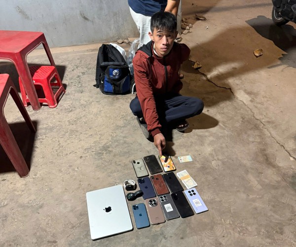 Công an TP.HCM bắt 'siêu' trộm lấy hàng chục điện thoại trong 2 ngày Công an TP.HCM bắt 'siêu' trộm lấy hàng chục điện thoại trong 2 ngày